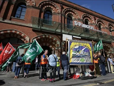 Công nhân ngành đường sắt Anh tiếp tục đình công đòi tăng lương