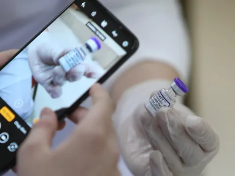 Tranh cãi về yêu cầu người dân ký cam kết khi không tiêm vắc xin COVID-19