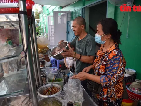 Quán bánh canh ‘bình ổn’ cho người lao động