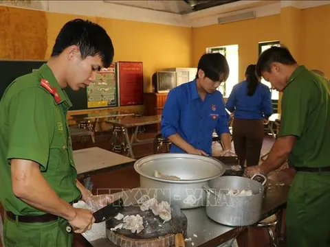 Những suất cơm miễn phí hỗ trợ thí sinh ở Mù Cang Chải