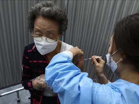 Số ca mắc mới COVID-19 tăng mạnh, Hàn Quốc xem xét tiêm vaccine mũi 4 cho toàn dân