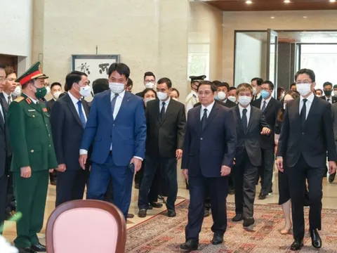 Thủ tướng Phạm Minh Chính ghi sổ tang tưởng niệm cựu Thủ tướng Nhật Bản