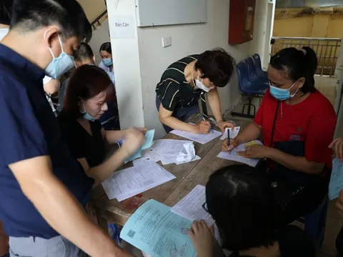 Người dân xếp hàng đi tiêm mũi nhắc lại vaccine phòng COVID-19