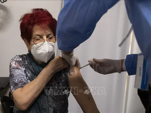 WHO khuyến cáo châu Âu đẩy nhanh tiêm vaccine và đeo khẩu trang trở lại