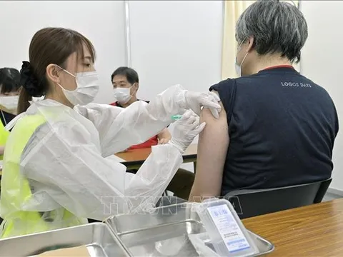Thủ đô Tokyo tiêm đại trà mũi thứ 4 vaccine ngừa COVID-19