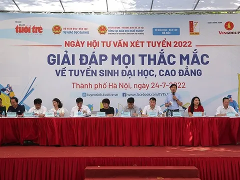 Nhiều thí sinh quan tâm điểm chuẩn và cơ hội việc làm trong ngày hội tư vấn xét tuyển 2022  