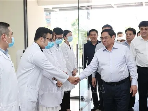 Thủ tướng thăm, làm việc với đơn vị giám định ADN xác định danh tính hài cốt liệt sĩ