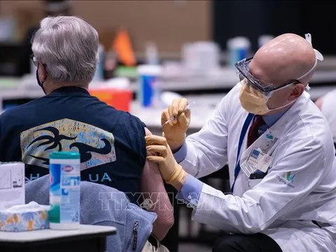 Chuyên gia Mỹ: Không nên chờ tới khi có vaccine ngừa COVID-19 thế hệ mới