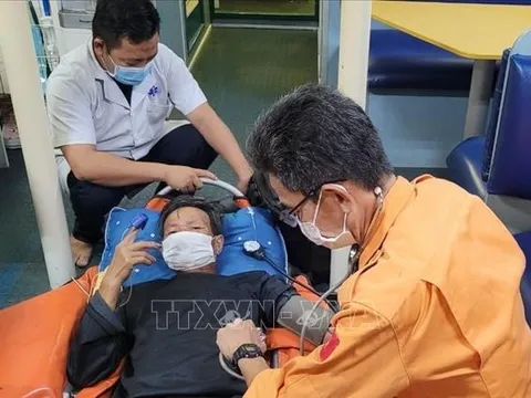 Kịp thời đưa thuyền viên nguy kịch trên biển về bờ điều trị