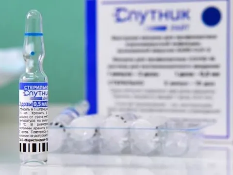 Vaccine xịt mũi của Nga chống lại tất cả các chủng virus SARS-CoV-2