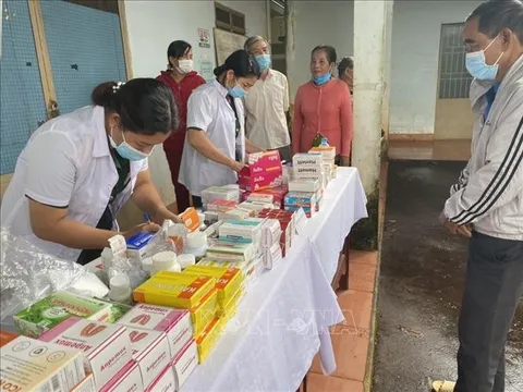 Khám bệnh, phát thuốc, tặng quà miễn phí cho người nghèo