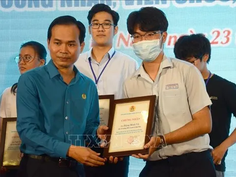 Trao 351 suất học bổng động viên con em công nhân, người lao động