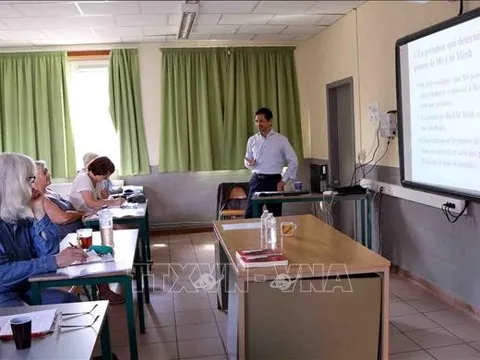 Lớp học về tư tưởng Hồ Chí Minh dành cho các học viên Bỉ