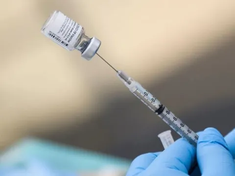 Người dân Mỹ có thể phải trả tiền để tiêm vaccine COVID-19 từ năm sau