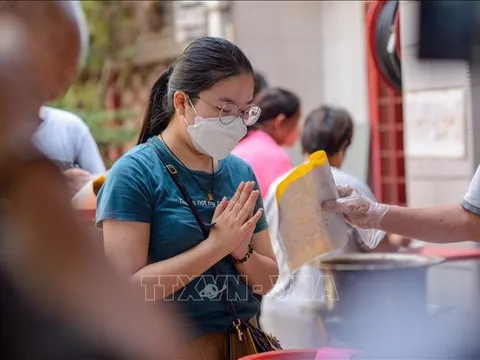 Malaysia dỡ bỏ quy định bắt buộc đeo khẩu trang trong nhà