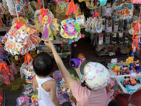 TP Hồ Chí Minh: Lồng đèn đắt hàng trước ngày Trung thu