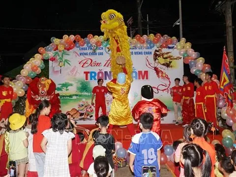 Từng bừng lễ hội Trung thu của thiếu nhi Việt Nam tại Lào, Singapore