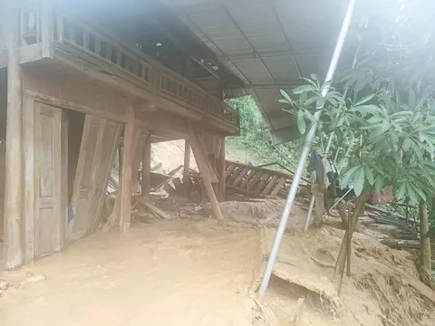 Huyện miền núi Kỳ Sơn “tan hoang” sau mưa lũ