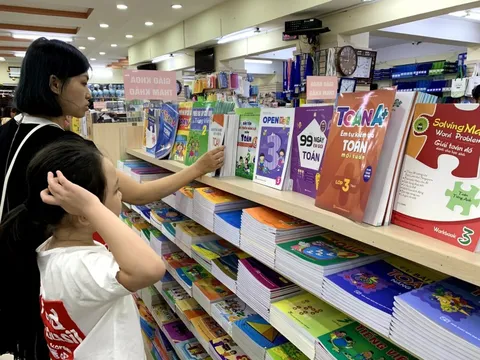 Phụ huynh vẫn mướt mải tìm mua sách giáo khoa