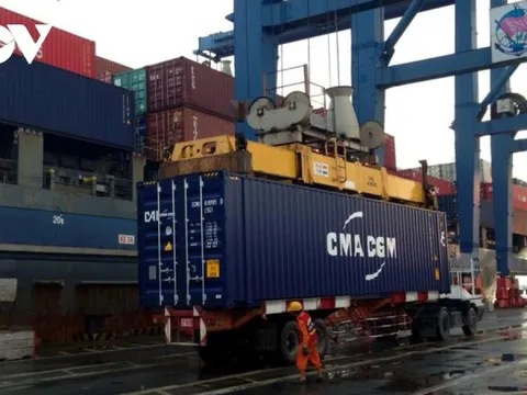 Giá xăng dầu giảm mạnh, chi phí logistics không thể leo cao