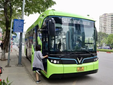 Hà Nội tính chuyển xe buýt chạy dầu xả khói đen sang 100% xe buýt điện