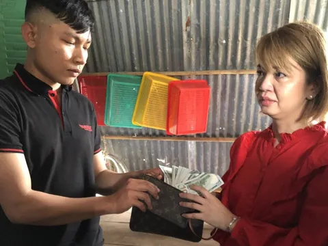 Anh tài xế lái taxi tốt bụng trả lại chiếc ví có 4.000 USD cho Việt kiều Mỹ