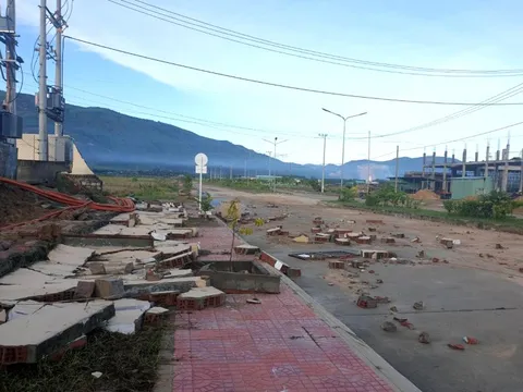 Lại sập tường dài 20m đối diện bức tường sập làm 5 người chết trong Khu công nghiệp Nhơn Hòa