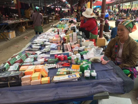 Thuốc tân dược bày bán la liệt trên các sạp tại chợ phiên vùng cao