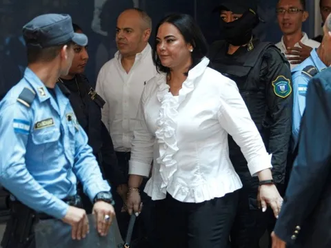 "Ăn bẩn" của trẻ em nghèo, cựu đệ nhất phu nhân bị trừng phạt