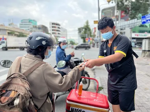 Cậu bé dị tật 14 tuổi bán nước sâm nuôi mẹ và những người 'thầm lặng' phía sau