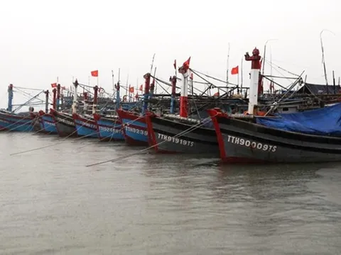 TT-Huế bắn pháo hiệu kêu gọi tàu thuyền về nơi an toàn tránh bão Noru