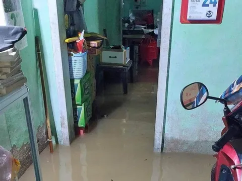 Phú Yên: Nhà chìm trong biển nước, dân hối hả chạy đồ sau cơn mưa xối xả