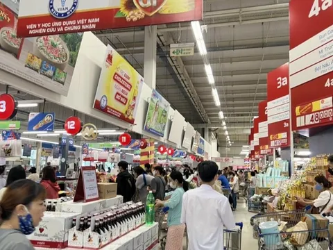 TP Đà Nẵng: Người dân đi mua hàng hóa dự trữ trước giờ dừng họp chợ