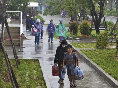 Người dân vùng tâm bão Noru xuống tầng hầm trú ẩn