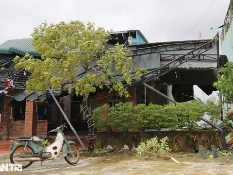 Cô gái trẻ lật cả mảng tường cứu mẹ và 2 em giữa cơn lốc xoáy