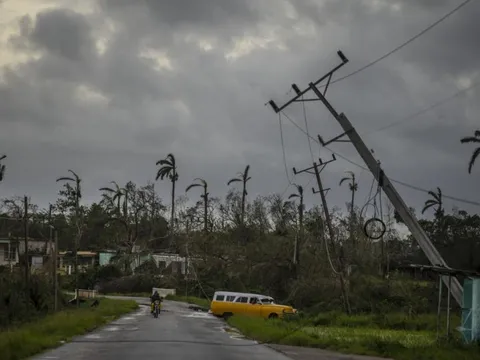 Cuba mất điện toàn quốc vì bão đánh sập lưới điện