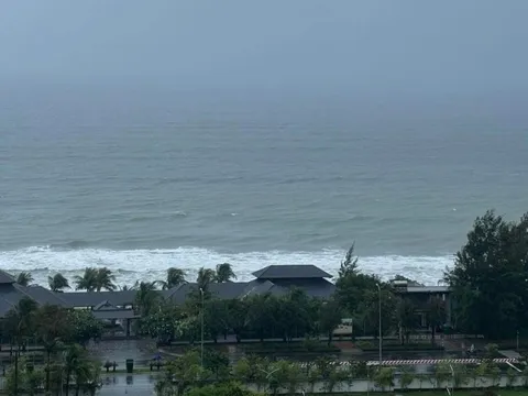 Du khách kẹt lại Đà Nẵng đợi bão tan trong khách sạn