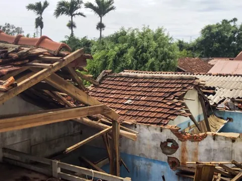 Bộ đội giúp dân sửa lại nhà sau bão Noru