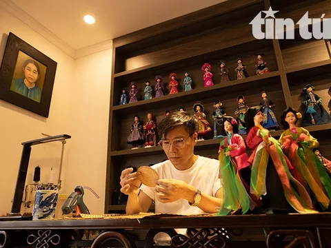 Người giới thiệu trang phục dân tộc Việt Nam qua búp bê với thế giới