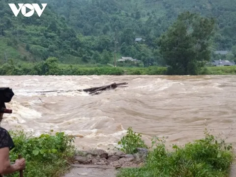 Hơn 40 hộ dân ở Yên Bái vẫn bị cô lập vì lũ cuốn mất cầu tạm