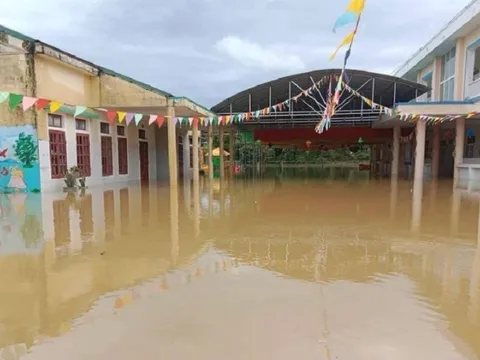 Nước lũ "bủa vây" nhà dân, trường học ở Hà Tĩnh