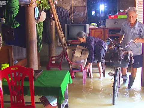 Vợ chồng cụ ông 90 tuổi trắng đêm chạy lũ