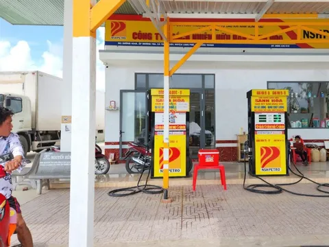 Cây xăng ở miền Tây lại đóng cửa trước giờ điều chỉnh giá