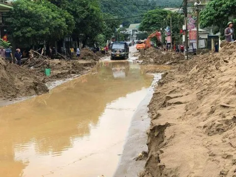 Con trẻ hoảng loạn, người lớn thất thần sau lũ quét kinh hoàng ở Kỳ Sơn