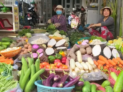 Nhiều hàng hóa tăng giá dù xăng giảm mạnh