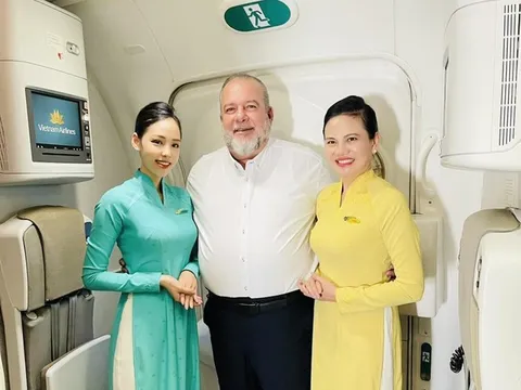 Niềm vui bất ngờ trên chuyến bay chở Thủ tướng Cuba từ TP.HCM ra Hà Nội