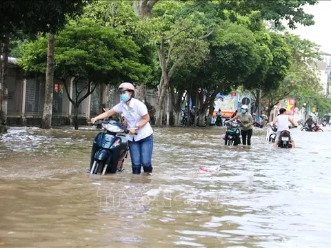 Triều cường lên cao gây ngập nhiều nơi ở Vĩnh Long