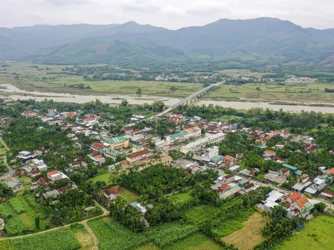 Người dân Quảng Ngãi đóng bè chuối chờ lũ về