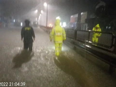 Mưa lũ chia cắt nhiều tuyến quốc lộ miền Trung