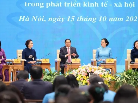 Thủ tướng: Mỗi người phụ nữ Việt Nam là một bông hoa đẹp, lan tỏa tình yêu thương